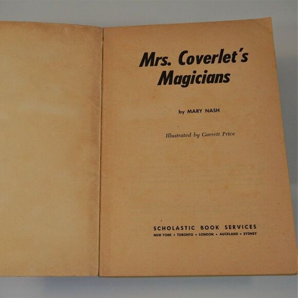 Mrs Coverlets Magicians By Mary Nash Vintage 1970 Softcover Scholastic Book - Picture 2 of 10